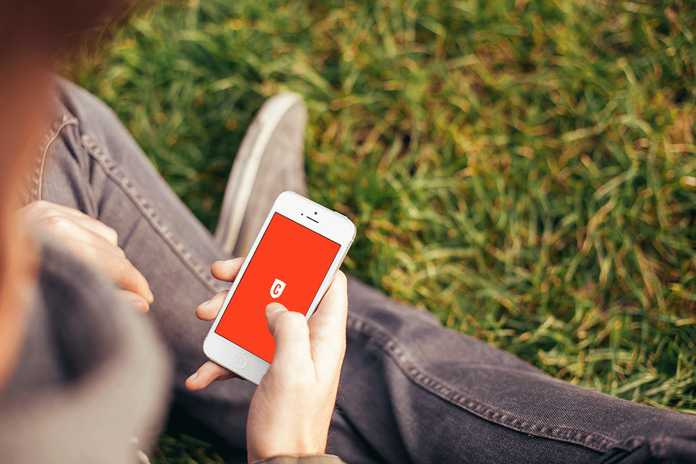 手持iphone场景psd模板，免费下载